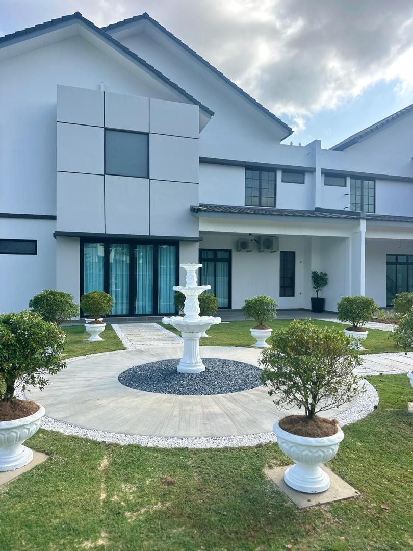 Show unit courtyard with white tiered fountain and topiary urns